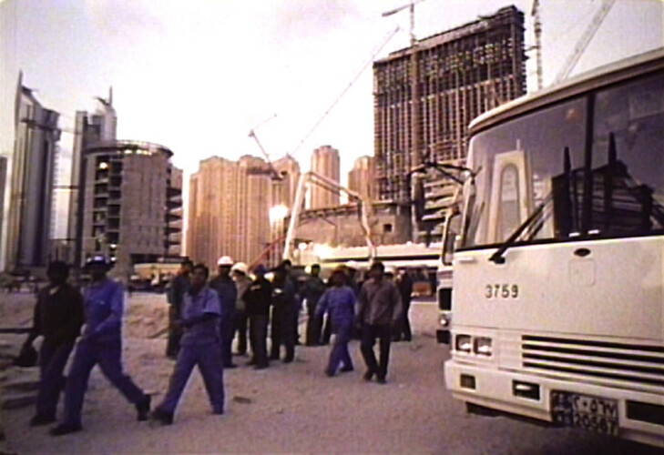 Dělníci vycházející z továrny (Dubai)