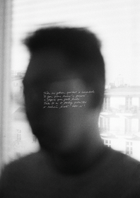 Táta mi jednou povídal o kohoutech. Ti jsou přece krásní a barevní... a slepice jsou hnědé