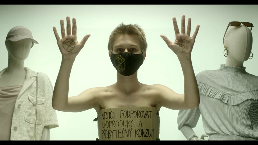 Jménem policie se oblékněte!