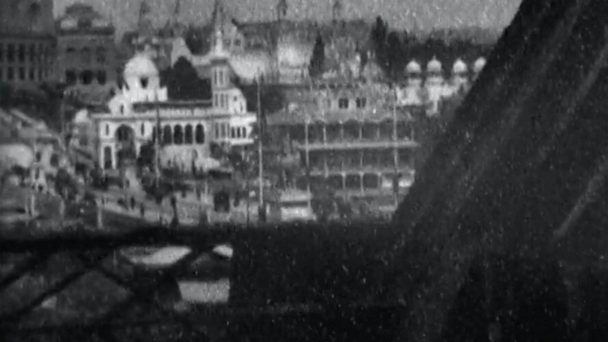 Výjev z výtahu stoupajícího na vrchol Eiffelovy věže