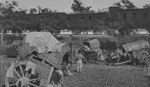 Kompilace záběrů kláštera na hoře Athos a uprchlických táborů v Soluni