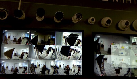 Zavřete oči, procházím!