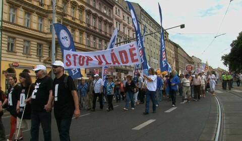 Padá vláda, něco si přej