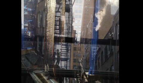 Z mého okna uličkou za roh a o jeden blok dál